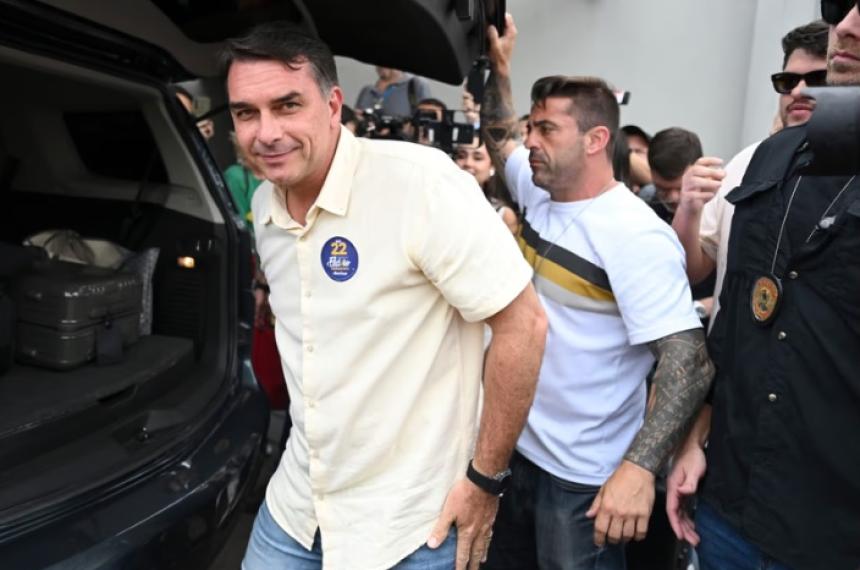 Fl�vio Bolsonaro salió desde Argentina hacia Estados Unidos en un operativo coordinado de los gobiernos