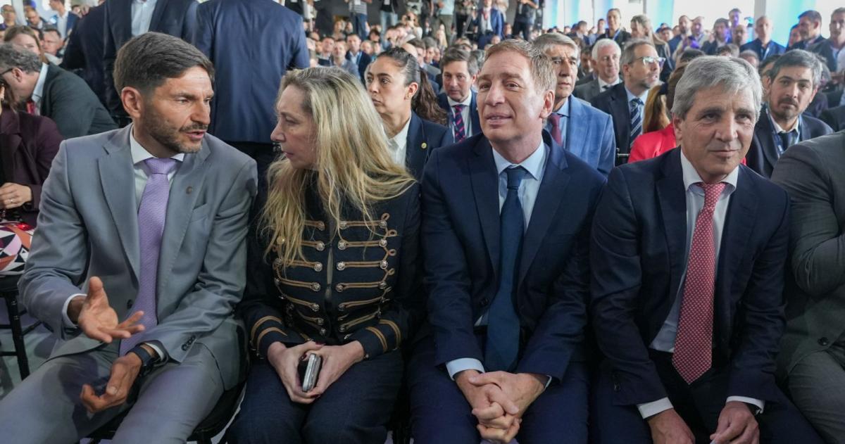 Karina Milei en Rosario junto al resto de las autoridades locales y nacionales