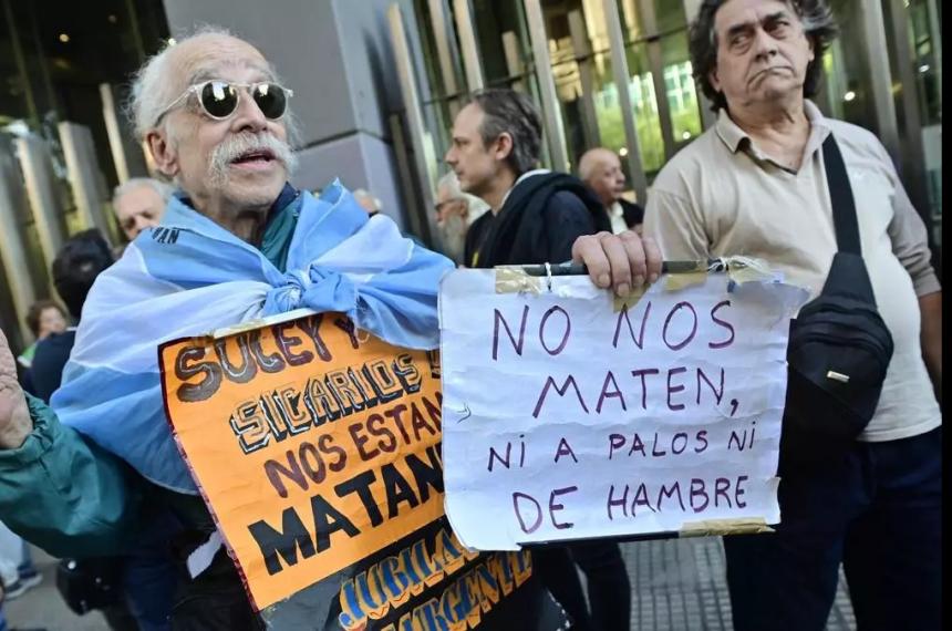 Los jubilados y pensionados seguir�n cobrando un bono de 70000