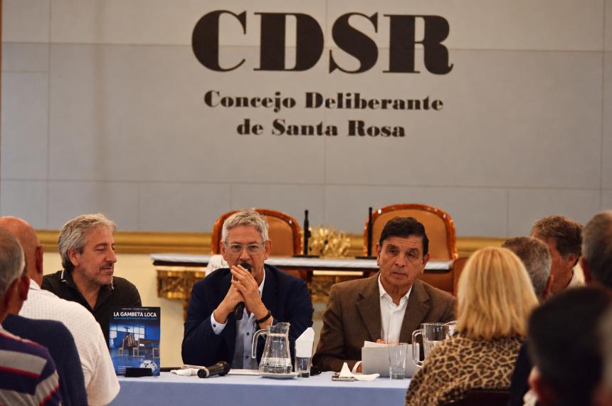 Los autores del libro estuvieron acompañados por los futboleros pampeanos