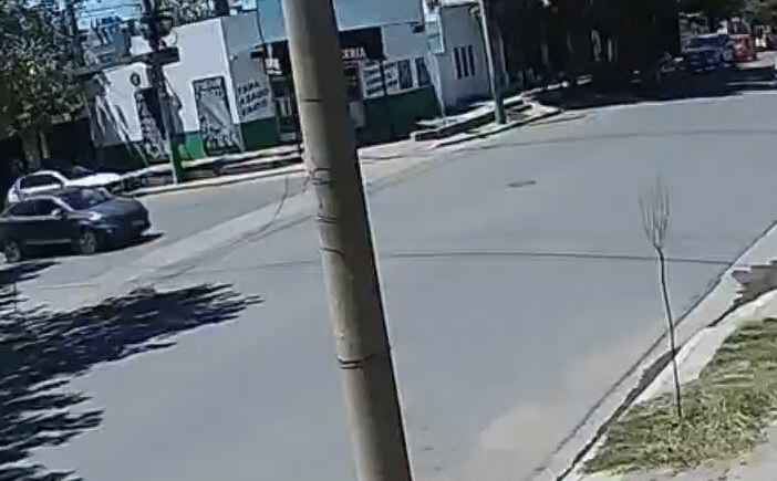 Una motociclista fracturada y una automovilista con crisis de nervios