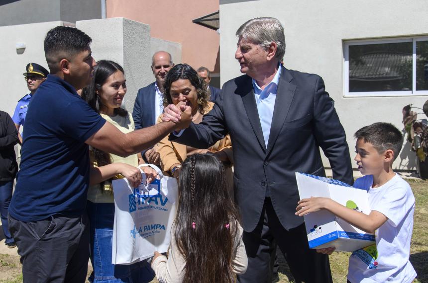El gobernador encabezó la entrega de viviendas del Plan Provincial Mi Casa 3 y de créditos del programa Llegar a Casa