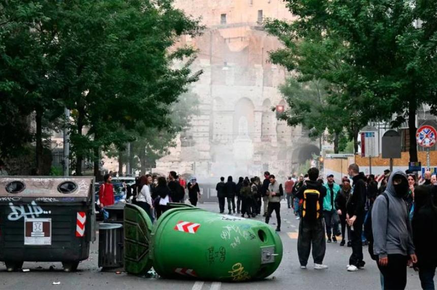 En Roma las actividades comenzaron durante la mañana con una marcha estudiantil y el inicio de una acampada frente al Coliseo