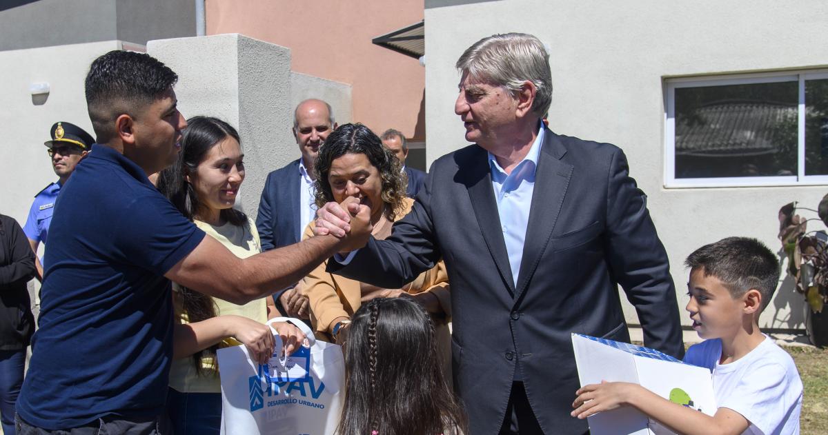 El gobernador encabezó la entrega de viviendas del Plan Provincial Mi Casa 3 y de créditos del programa Llegar a Casa