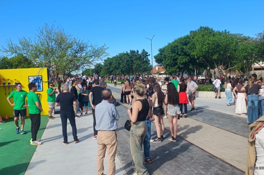 Una multitud acompaña la inauguración de la segunda etapa del Parque Lineal