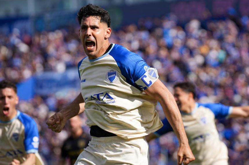 Viera festeja el gol de Godoy Cruz que ir� por el ascenso ante Trist�n Su�rez