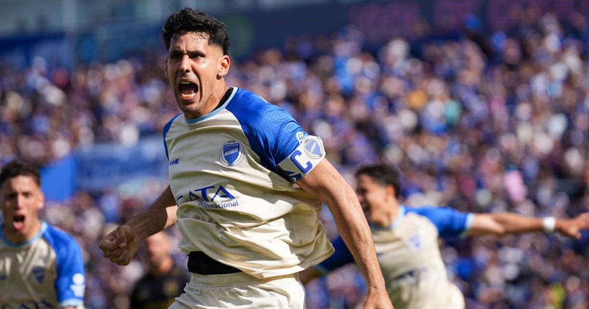 Viera festeja el gol de Godoy Cruz que ir� por el ascenso ante Trist�n Su�rez
