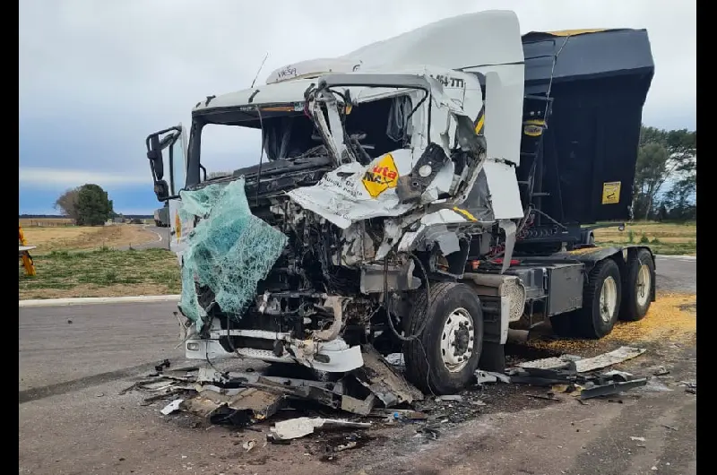 Impactante choque de camiones en el cruce de las rutas 35 y 18 :: El ...