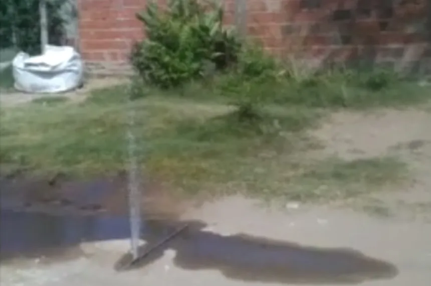 (Video) Quejas por una pérdida de agua en la zona Norte de Santa Rosa ...