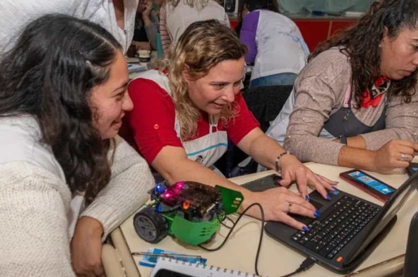 Docentes de primaria se forman en programación y robótica :: El Diario ...
