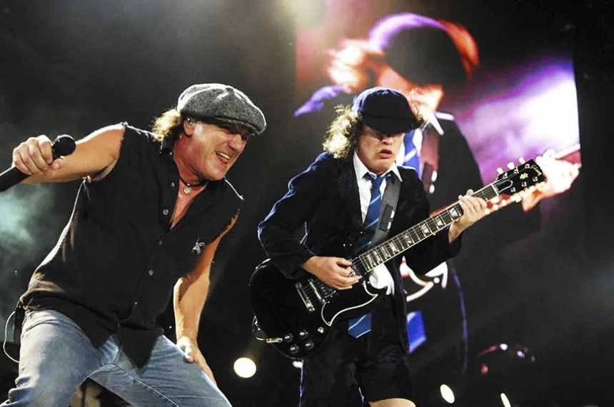 Con solo dos de sus legendarios miembros, AC/DC regresa a los ...