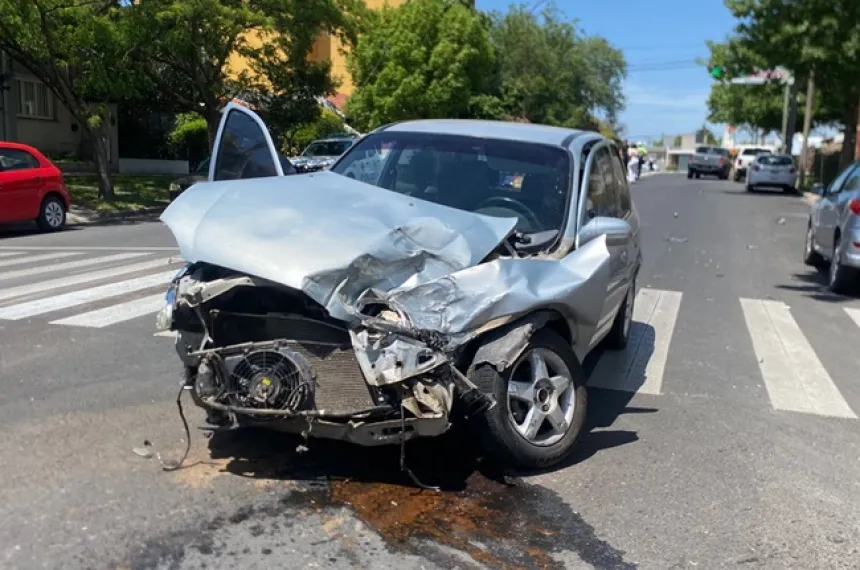 Fuerte choque entre un auto y una camioneta :: El Diario de La Pampa