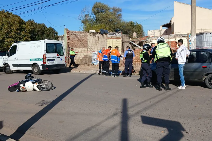 Una moto y un auto chocaron en el centro :: El Diario de La Pampa