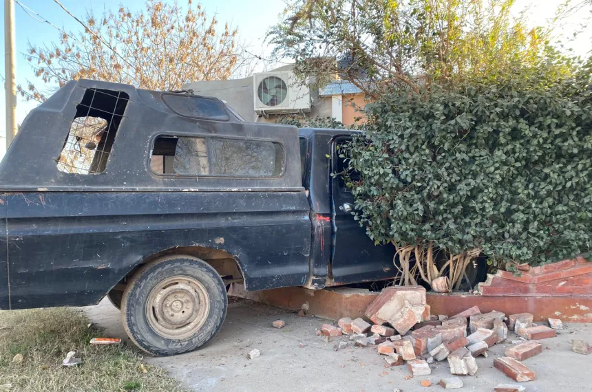 Una camioneta terminó incrustada en una casa :: El Diario de La Pampa