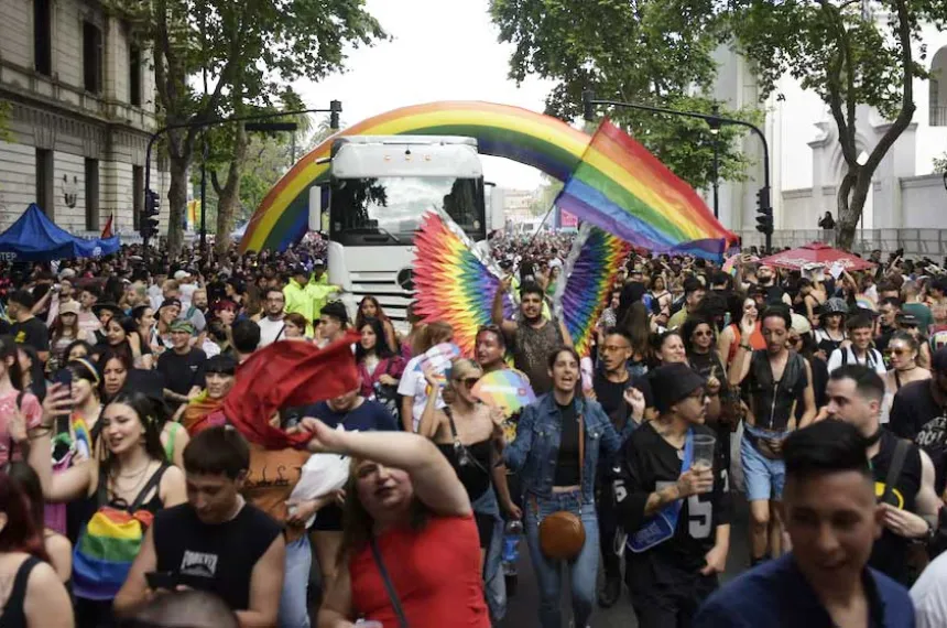 Cientos marchan por el Orgullo: "frente al odio, más orgullo y unidad ...