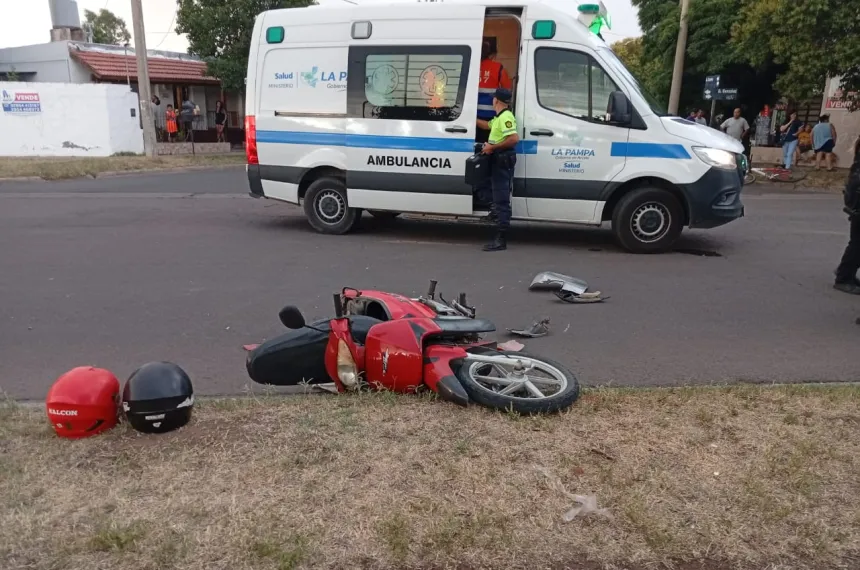 Choque entre un auto y una moto en Santa Rosa: dos personas asistidas ...