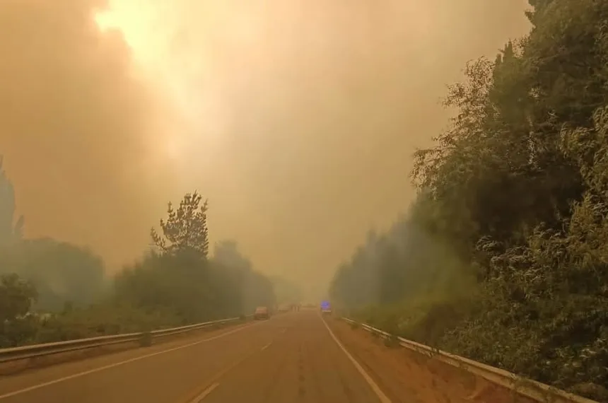 Cortan la Ruta 40 entre Epuyén y El Hoyo por el avance del fuego :: El ...