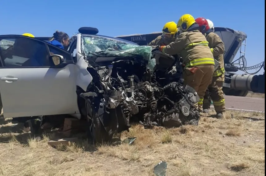 Grave choque frontal entre un auto y un camión en la Ruta 20 :: El ...