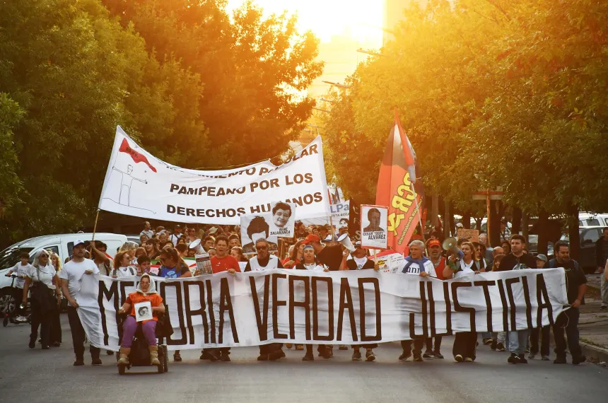 Masiva marcha en Santa Rosa a 50 años del Golpe de Esado :: El Diario ...