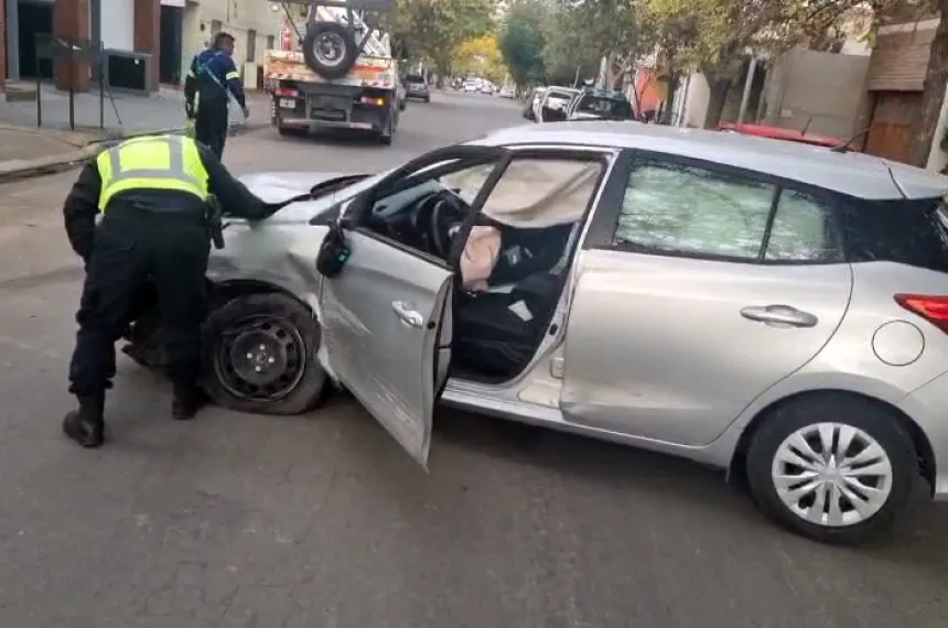 Un conductor chocó contra un poste de luz tras sufrir una ...