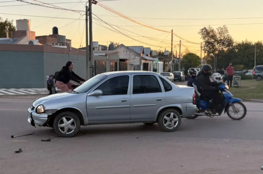 Dos jóvenes heridos tras un fuerte choque entre un auto y una moto en ...