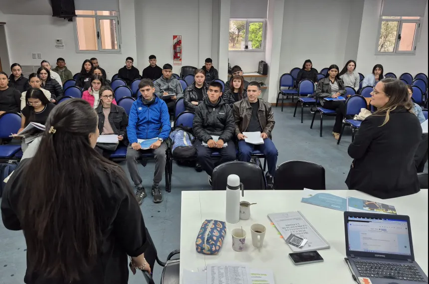 Se desarrolla el periodo de tutorías para postulantes a las carreras policiales